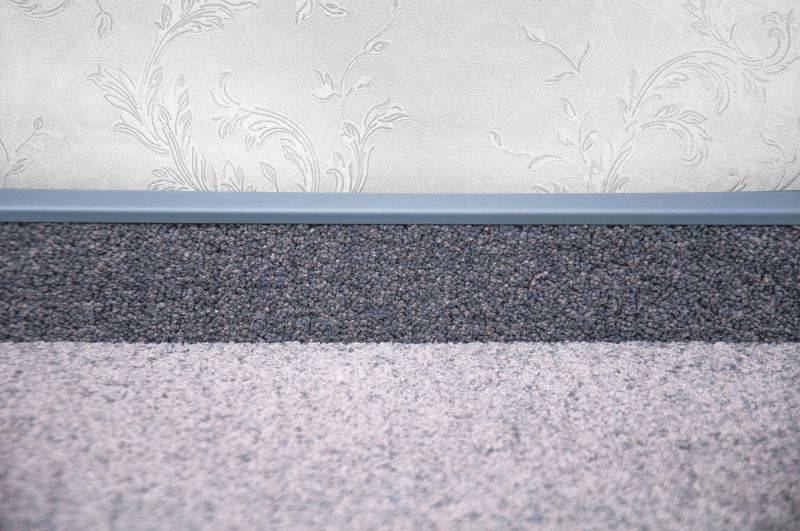 Плинтус для ковролина "Korner" Listwa графит (2500*13,8*50 мм) — купить в Нягани