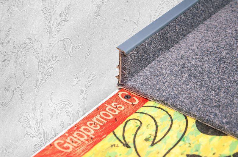 Плинтус для ковролина "Korner" Listwa графит (2500*13,8*50 мм) — купить в Нягани