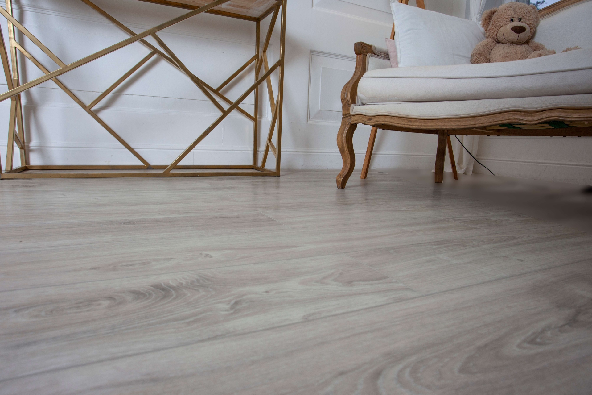 Усовершенствованная кварц-виниловая плитка «Damy Floor» Дуб Белый (1227*187*2,5 мм) — купить в Нягани